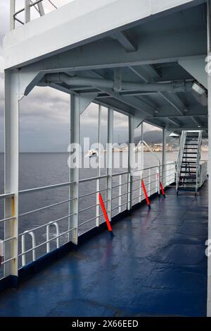 Italie, Calabre, vue sur le canal de Sicile et la côte de Calabre au coucher du soleil depuis l'un des nombreux ferryboats qui relient la Calabre à la Sicile Banque D'Images