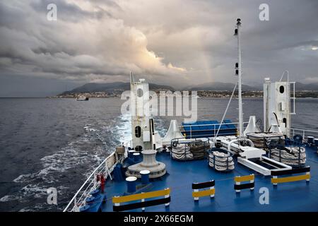 Italie, Calabre, vue sur le canal de Sicile et la côte de Calabre au coucher du soleil depuis l'un des nombreux ferryboats qui relient la Calabre à la Sicile Banque D'Images