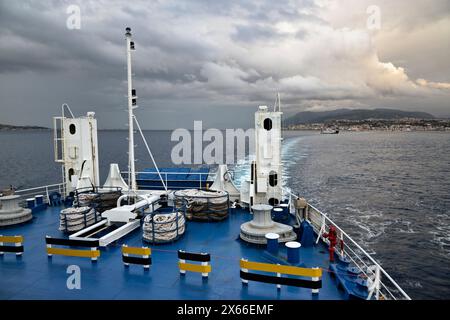 Italie, Calabre, vue sur le canal de Sicile et la côte de Calabre au coucher du soleil depuis l'un des nombreux ferryboats qui relient la Calabre à la Sicile Banque D'Images