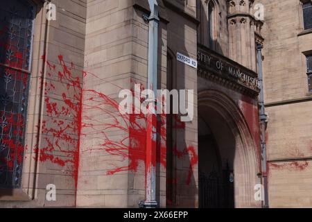 Vues de peinture rouge qui a été lancée sur l'Université de Manchester pour protester contre leur soutien présumé à Israël dans le conflit en cours contre Hammas à Gaza, vu à Manchester, Angleterre le lundi 13 mai 2024 (crédit : MI News) crédit : MI News & Sport /Alamy Live News Banque D'Images