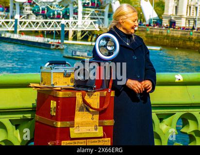 Une femme photographe sur la Tamise, Londres Banque D'Images