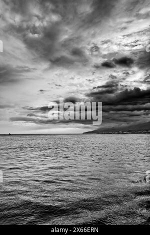 Italie, Sicile, vue sur le canal de Sicile et la côte sicilienne au coucher du soleil depuis l'un des nombreux ferryboats qui relient la Calabre à la Sicile Banque D'Images