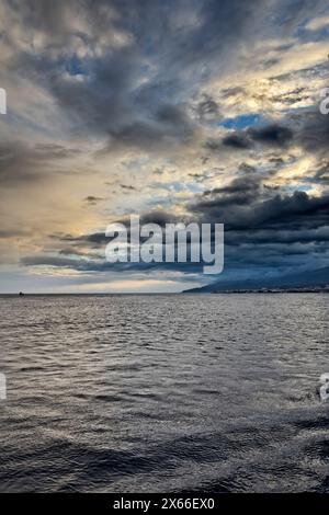 Italie, Sicile, vue sur le canal de Sicile et la côte sicilienne au coucher du soleil depuis l'un des nombreux ferryboats qui relient la Calabre à la Sicile Banque D'Images