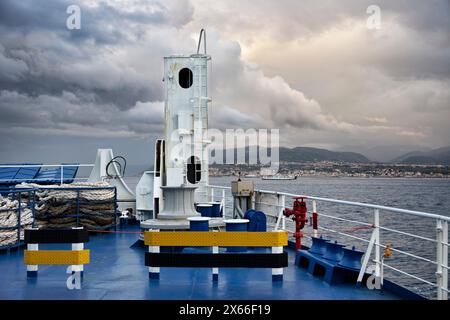 Italie, Calabre, vue sur le canal de Sicile et la côte de Calabre au coucher du soleil depuis l'un des nombreux ferryboats qui relient la Calabre à la Sicile Banque D'Images