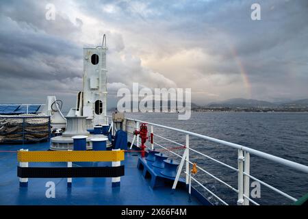 Italie, Calabre, vue sur le canal de Sicile et la côte de Calabre au coucher du soleil depuis l'un des nombreux ferryboats qui relient la Calabre à la Sicile Banque D'Images