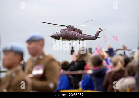Le roi Charles III arrive en hélicoptère au Centre d'aviation de l'armée pour une visite au Centre d'aviation de l'armée de Middle Wallop, dans le Hampshire, pour remettre officiellement le rôle de colonel en chef de l'armée de l'air au Prince de Galles. Date de la photo : lundi 13 mai 2024. Banque D'Images