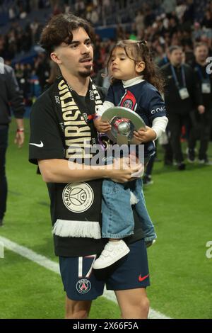 Paris, France. 13 mai 2024. Vitinha du PSG célèbre avoir remporté les championnats de Ligue 1 lors de la cérémonie du trophée qui suit le match de football de Ligue 1 entre le Paris Saint-Germain et Toulouse FC le 12 mai 2024 au stade Parc des Princes à Paris, France - photo Jean Catuffe/DPPI crédit : DPPI Media/Alamy Live News Banque D'Images