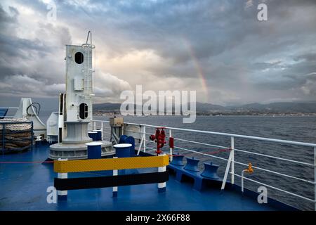 Italie, Calabre, vue sur le canal de Sicile et la côte de Calabre au coucher du soleil depuis l'un des nombreux ferryboats qui relient la Calabre à la Sicile Banque D'Images