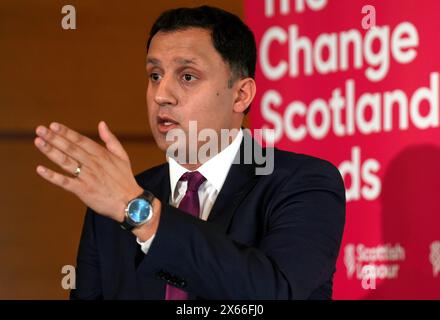 Le leader travailliste écossais Anas Sarwar s'exprimant au Glasgow Royal concert Hall, sur les plans du Labour écossais de renouveler et de réinitialiser la dévolution alors que le Parlement écossais célèbre sa 25e année. Date de la photo : lundi 13 mai 2024. Banque D'Images