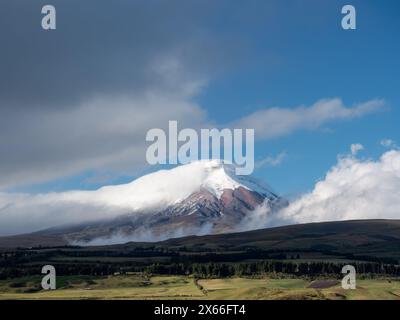 Paysage volcan Cotopaxi en Équateur couvert de nuages pendant une journée ensoleillée Banque D'Images