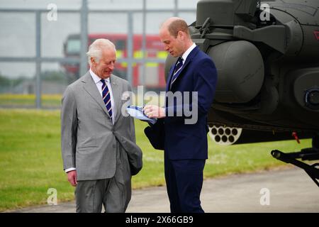 Le roi Charles III et le prince de Galles lors d'une visite au centre d'aviation de l'armée de terre à Middle Wallop, Hampshire, pour que le roi remette officiellement le rôle de colonel en chef de l'armée de l'air à William. Date de la photo : lundi 13 mai 2024. Banque D'Images