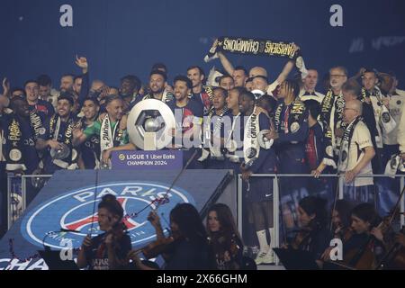 Les joueurs du PSG célèbrent la victoire du PSG en championnat de Ligue 1 lors de la cérémonie de remise des trophées qui suit le match du championnat de France de Ligue 1 entre le Paris Saint-Germain et le Toulouse FC le 12 mai 2024 au stade du Parc des Princes à Paris Banque D'Images