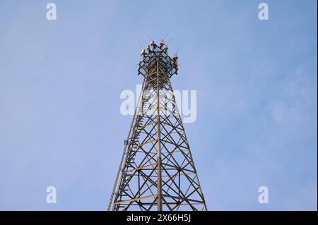 Mât de téléphone portable, mât de transmission devant le ciel, Hesse, Allemagne, Europe Banque D'Images