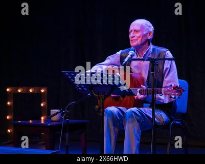 Tradfest Edinburgh 2024, traverse Theatre. Événement avec Aerchie Fisher et Fraser Fifield. Archie avec guitare. Banque D'Images