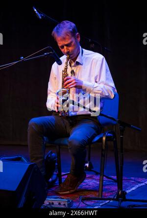 Tradfest Edinburgh 2024, traverse Theatre. Événement avec Aerchie Fisher et Fraser Fifield. Fraser - musicien traditionnel de l'Université d'Édimbourg à Residen Banque D'Images