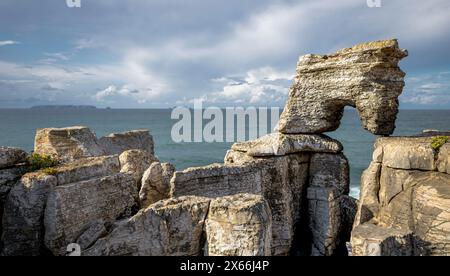 Formations rocheuses naturelles à Peniche, avec les îles Berlengas, visibles dans le fond atlantique Banque D'Images