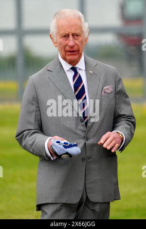 Le roi Charles III lors d'une visite au centre d'aviation de l'armée de terre à Middle Wallop, Hampshire, pour remettre officiellement le rôle de colonel en chef de l'armée de l'air au prince de Galles. Date de la photo : lundi 13 mai 2024. Banque D'Images