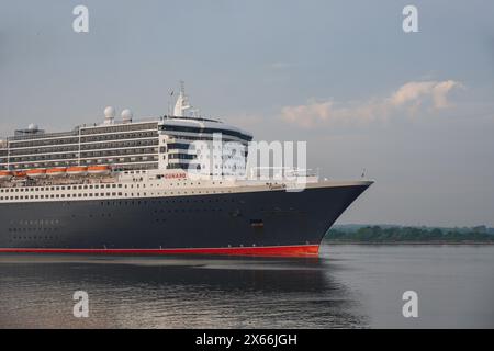 Southampton Angleterre 12 mai 2024 - le paquebot Cunard Queen Mary 2 entre dans le port de Southampton en provenance de New York. Bateau de croisière à passagers Banque D'Images