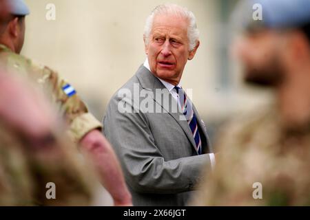 Le roi Charles III lors d'une visite au centre d'aviation de l'armée de terre à Middle Wallop, Hampshire, pour remettre officiellement le rôle de colonel en chef de l'armée de l'air au prince de Galles. Date de la photo : lundi 13 mai 2024. Banque D'Images