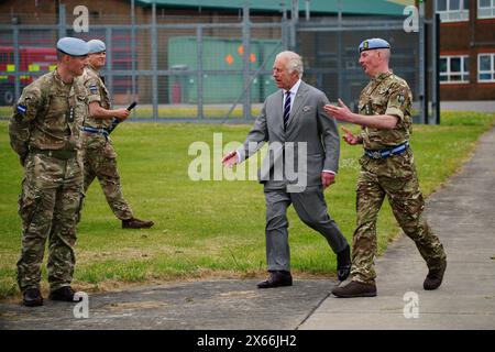 Le roi Charles III lors d'une visite au centre d'aviation de l'armée de terre à Middle Wallop, Hampshire, pour remettre officiellement le rôle de colonel en chef de l'armée de l'air au prince de Galles. Date de la photo : lundi 13 mai 2024. Banque D'Images