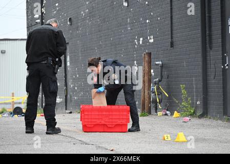 Les autorités recueillent des preuves suite à la fusillade de deux personnes dans un état critique lors d’une fusillade dans une boîte de nuit à North York, Toronto, ONTARIO, Canada, le 13 mai 2024. La police de Toronto a répondu au salon Inxx sur le chemin Tangiers, près de l'avenue Finch Ouest et de la rue Keele, vers 3 h 37, lundi matin, pour signaler une fusillade. Deux victimes ont été découvertes avec des blessures par balle et les deux sont dans un état critique. La police est à la recherche d'un suspect qui a causé le carnage. (Photo de Kyle Mazza/SOPA images/SIPA USA) Banque D'Images