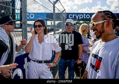 MIAMI, FLORIDE - 3 MAI : Kendall Jenner et Lewis Hamilton, Mercedes F1 F1 W14 lors de l'entraînement avant le Grand Prix F1 de Miami à Miami International Autodrome le 3 mai 2024 à Miami, États-Unis. (Photo de Michael Potts/BSR Agency) crédit : BSR Agency/Alamy Live News Banque D'Images