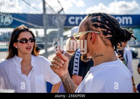 MIAMI, FLORIDE - 3 MAI : Kendall Jenner et Lewis Hamilton, Mercedes F1 F1 W14 lors de l'entraînement avant le Grand Prix F1 de Miami à Miami International Autodrome le 3 mai 2024 à Miami, États-Unis. (Photo de Michael Potts/BSR Agency) crédit : BSR Agency/Alamy Live News Banque D'Images