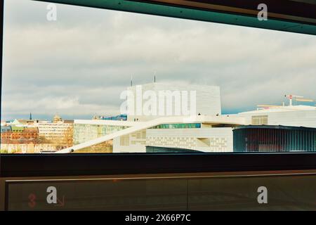 Vue de l'Opéra d'Oslo du XXIe siècle (Operahuset) depuis le Musée Munch, Bjorvika, Oslo, Norvège Banque D'Images