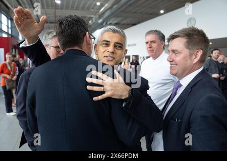 Le maire de Londres Sadiq Khan (au centre) embrasse Andy Burnham maire du Grand Manchester avec le chef du Parti travailliste Sir Keir Starmer (à gauche), Steve Rotheram maire de la région de Liverpool City (2e à droite) et Nik Johnson, maire de Cambridgeshire et Peterborough (à droite), lors d'une réunion avec l'équipe nouvellement élargie de maires travaillistes, pour aider à développer une «norme-or» pour la croissance des économies locales et l'augmentation de la prospérité dans chaque région, à GTG Training à Wolverhampton dans les West Midlands. Date de la photo : lundi 13 mai 2024. Banque D'Images