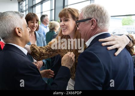 Angela Rayner, chef adjoint du Parti travailliste, s'entretient avec le maire de Londres, Sadiq Khan (à gauche) et Richard Parker, maire des West Midlands (à droite), avec la chancelière fantôme Rachel Reeves (2e à gauche) lors d'une réunion avec l'équipe nouvellement élargie de maires travaillistes pour aider à développer un «étalon-or» pour la croissance des économies locales et l'augmentation de la prospérité dans chaque région, à GTG Training à Wolverhampton dans les West Midlands. Date de la photo : lundi 13 mai 2024. Banque D'Images