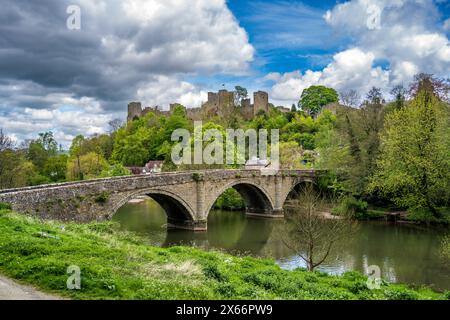 Le château de Ludlow surplombe Dinham Bridge et la rivière Teme, dans le Shropshire. À Ludlow, Shropshire, Angleterre. Banque D'Images