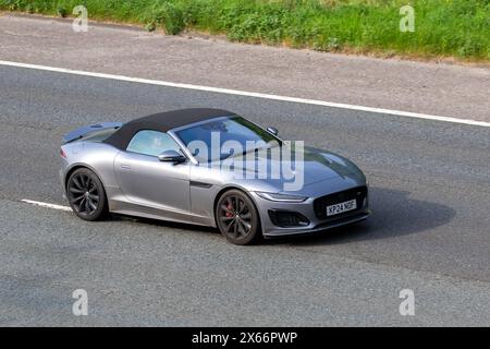 2024 gris Jaguar F-type R 75 AWD Auto voiture de sport de luxe, AWD 8 vitesses automatique 5.0L V8 Supercharged voyageant sur l'autoroute M61 Royaume-Uni Banque D'Images