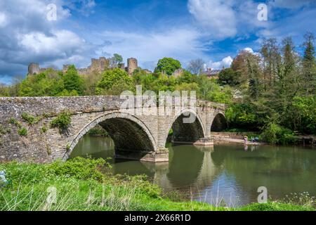 Le château de Ludlow surplombe Dinham Bridge et la rivière Teme, dans le Shropshire. À Ludlow, Shropshire, Angleterre. Banque D'Images