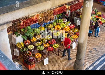 Le Mercado dos Lavradores (marché des fermiers) est un marché de fruits, légumes, fleurs et poissons à Funchal, Madère Banque D'Images