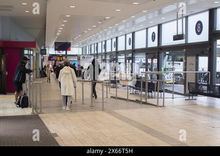 24 avril 24 navetteurs se déplaçant dans la gare routière moderne de Bristol à Bristol Somerset dans le sud-ouest de l'Angleterre Banque D'Images