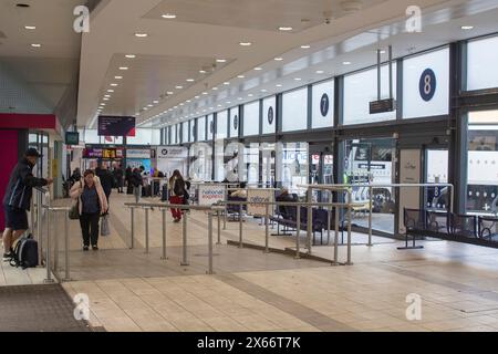 24 avril 24 navetteurs se déplaçant dans la gare routière moderne de Bristol à Bristol Somerset dans le sud-ouest de l'Angleterre Banque D'Images