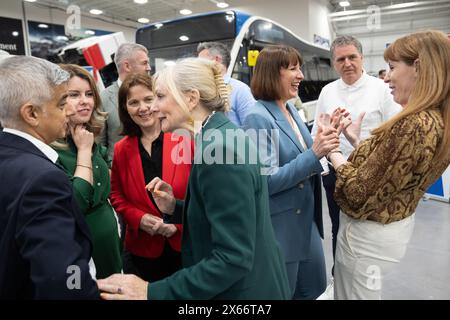 La maire du West Yorkshire Tracy Brabin (au centre) s'entretient avec le maire de Londres Sadiq Khan (à gauche) avec la chancelière fantôme Rachel Reeves (3ème à droite) et la leader adjointe Angela Rayner (à droite) lors d'une réunion avec l'équipe nouvellement élargie de maires travaillistes, pour aider à développer un « étalon-or » pour la croissance des économies locales et l'augmentation de la prospérité dans chaque région, GTG Training à Wolverhampton dans les West Midlands. Date de la photo : lundi 13 mai 2024. Banque D'Images