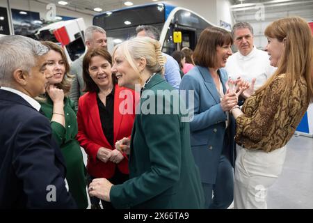 La maire du West Yorkshire Tracy Brabin (au centre) s'entretient avec le maire de Londres Sadiq Khan (à gauche) avec la chancelière fantôme Rachel Reeves (3ème à droite) et la leader adjointe Angela Rayner (à droite) lors d'une réunion avec l'équipe nouvellement élargie de maires travaillistes, pour aider à développer un « étalon-or » pour la croissance des économies locales et l'augmentation de la prospérité dans chaque région, GTG Training à Wolverhampton dans les West Midlands. Date de la photo : lundi 13 mai 2024. Banque D'Images