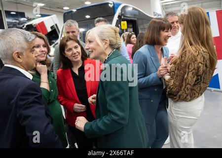 La maire du West Yorkshire Tracy Brabin (au centre) s'entretient avec le maire de Londres Sadiq Khan (à gauche) avec la chancelière fantôme Rachel Reeves (3ème à droite) et la leader adjointe Angela Rayner (à droite) lors d'une réunion avec l'équipe nouvellement élargie de maires travaillistes, pour aider à développer un « étalon-or » pour la croissance des économies locales et l'augmentation de la prospérité dans chaque région, GTG Training à Wolverhampton dans les West Midlands. Date de la photo : lundi 13 mai 2024. Banque D'Images