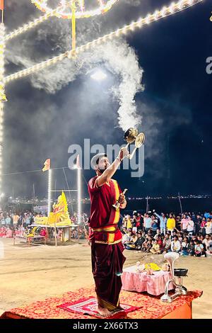 Inde. 13 mai 2024. Les prêtres hindous traditionnels effectuent des prières du soir sur les rives du Gange à Varanasi, Uttar Pradesh, Inde, le 12 mai 2024. Photo par ABACAPRESS. COM Credit : Abaca Press/Alamy Live News Banque D'Images