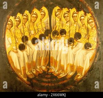 Gros plan sur la fresque médiévale montrant un groupe assis de saintes catholiques vêtues de jaune et tenant des boules Banque D'Images