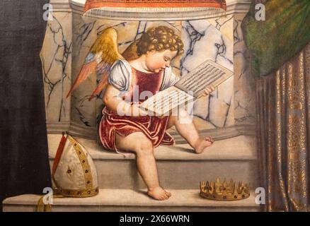 Gros plan sur la peinture médiévale italienne d'ange assis sur une marche de marbre pendant la lecture Banque D'Images