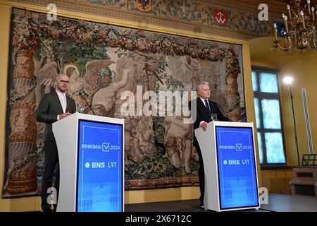 (240513) -- VILNIUS, 13 mai 2024 (Xinhua) -- le président sortant lituanien, Gitanas Nauseda (R), assiste à une conférence de presse à Vilnius, Lituanie, le 13 mai 2024. Le président sortant Gitanas Nauseda et la première ministre Ingrida Simonyte sont sur le point de passer au deuxième tour de la course présidentielle lituanienne, selon les résultats préliminaires du vote de dimanche. Ni Nauseda ni Simonyte n'ont assuré la présidence au premier tour de dimanche, tombant en deçà du seuil de 50 pour cent, et ont déclaré leur avancement au second tour. Le ruissellement est prévu pour mai 26. (Photo de Alfredas Pliadis/Xinhua) Banque D'Images