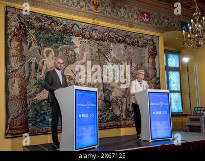 Vilnius, Lituanie. 13 mai 2024. La première ministre lituanienne Ingrida Simonyte (à droite) assiste à une conférence de presse à Vilnius, Lituanie, le 13 mai 2024. Le président sortant Gitanas Nauseda et la première ministre Ingrida Simonyte sont sur le point de passer au deuxième tour de la course présidentielle lituanienne, selon les résultats préliminaires du vote de dimanche. Ni Nauseda ni Simonyte n'ont assuré la présidence au premier tour de dimanche, tombant en deçà du seuil de 50 pour cent, et ont déclaré leur avancement au second tour. Le ruissellement est prévu pour mai 26. Crédit : Alfredas Pliadis/Xinhua/Alamy Live News Banque D'Images