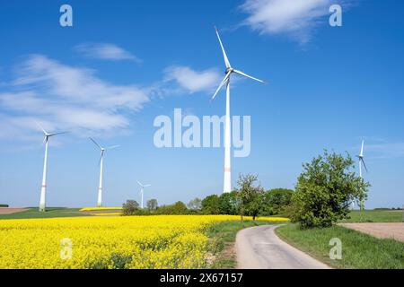 Des éoliennes et une petite route de campagne vue en Allemagne Banque D'Images