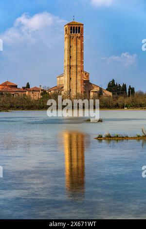 Basilique de Santa Maria Assunta sur l'île de Torcello dans la lagune vénitienne, Italie. Clocher de l'église du 11ème siècle avec reflet miroir en wa Banque D'Images