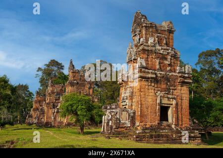 Tours du temple Prasat Suor Prat dans le complexe d'Angkor Thom, ancienne capitale de l'Empire khmer, province de Siem Reap, Cambodge. Banque D'Images