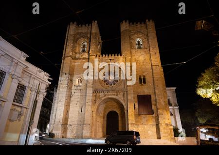 Cathédrale Sainte-Marie-majeure de Lisbonne illuminée la nuit au Portugal. Banque D'Images