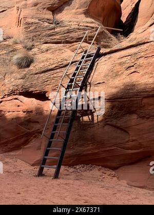Les Navajo ont monté une échelle sur le côté d'un canyon de fente pour permettre l'accès aux étonnantes chambres de niveau supérieur où les couleurs ondulées et les stries ama Banque D'Images