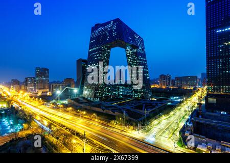 Quartier central des affaires de Pékin ligne d'horizon du CBD avec le siège de la télévision centrale de Chine CCTV dans la ville nocturne de Pékin, Chine Banque D'Images